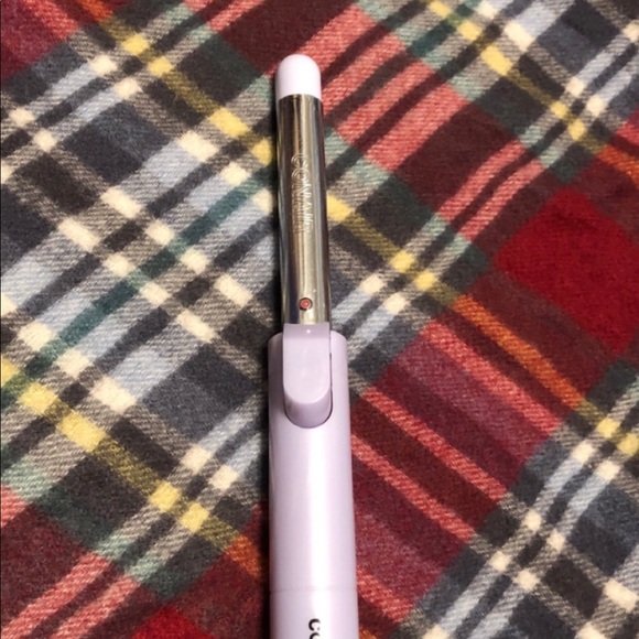 A pair of shoes and hair stuff - Picture 3 of 8